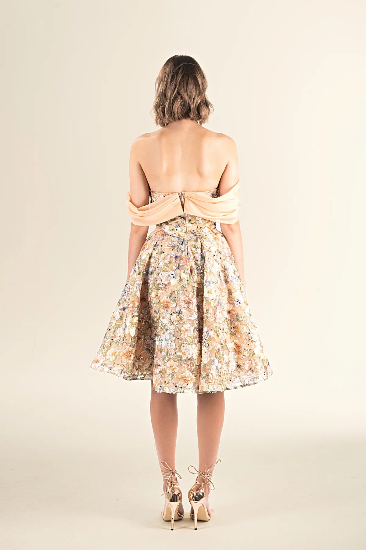 Robe Floral Dorée à épaules découvertes