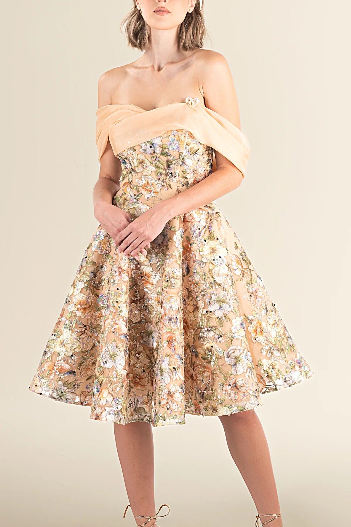 Robe Floral Dorée à épaules découvertes