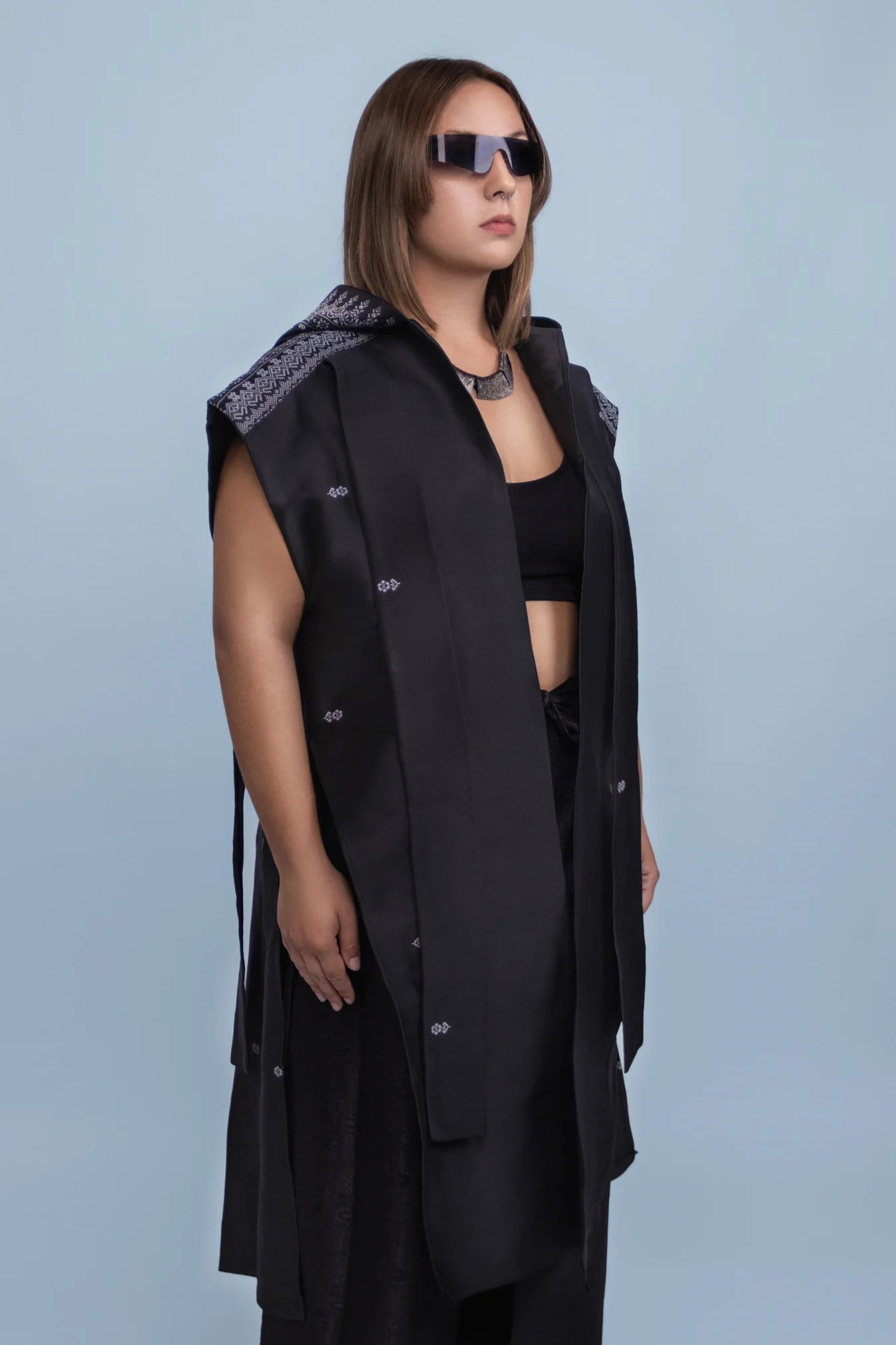 Cape Shadow sans manches noire en soie cambodgienne