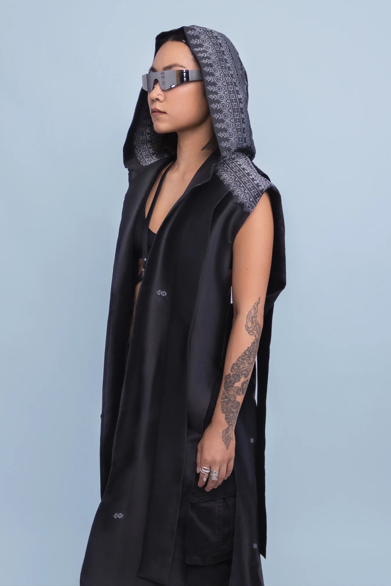 Cape Shadow sans manches noire en soie cambodgienne