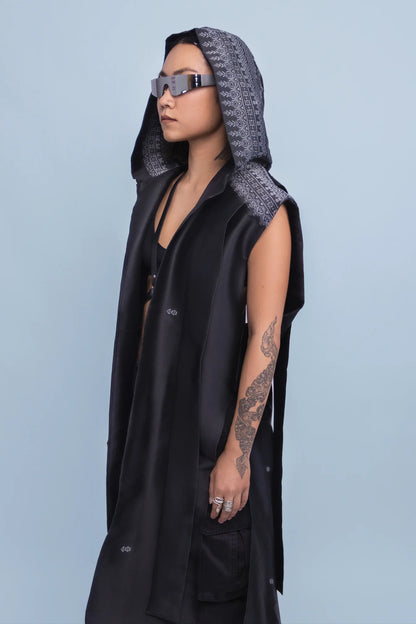 Cape Shadow sans manches noire en soie cambodgienne