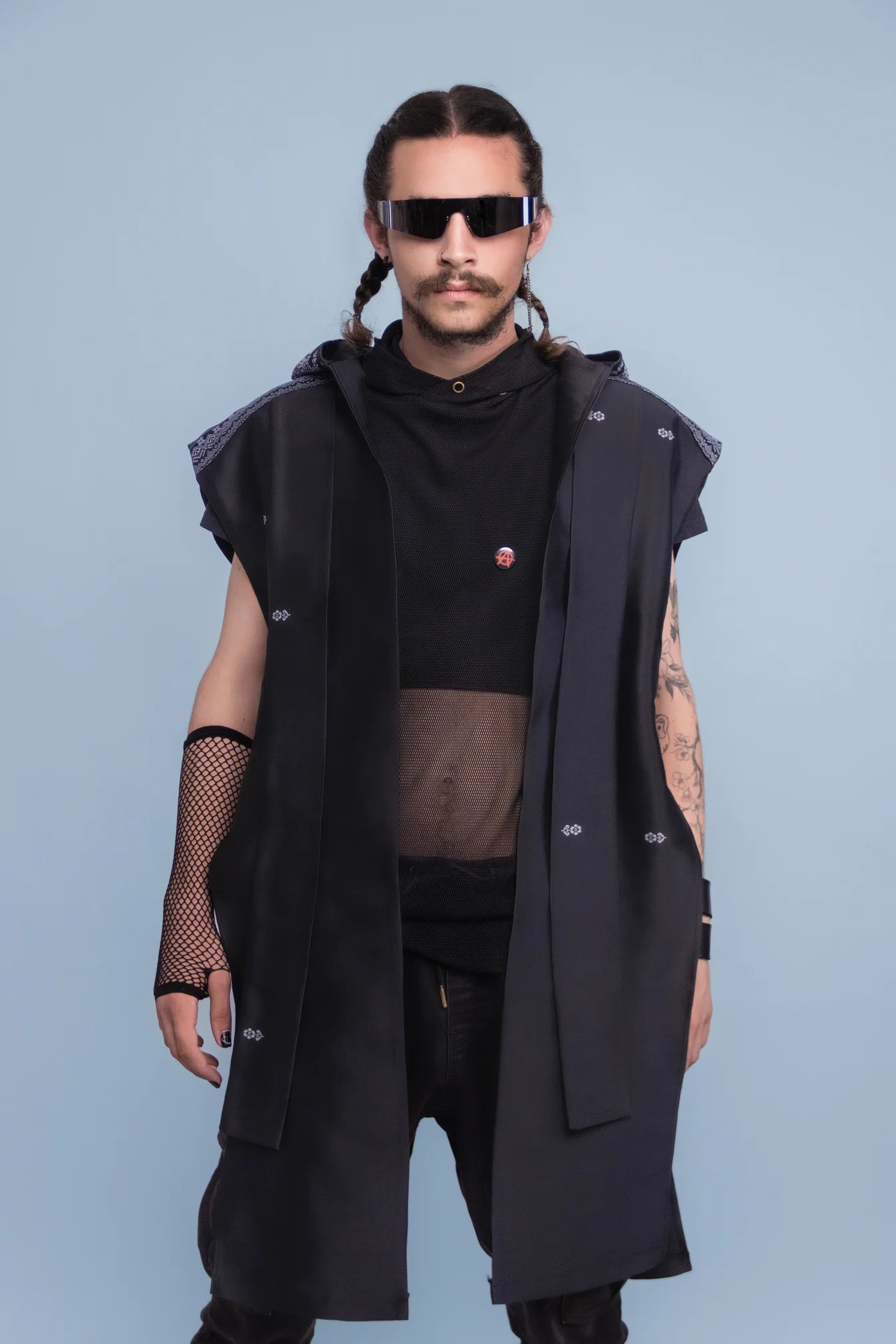 Cape Shadow sans manches noire en soie cambodgienne