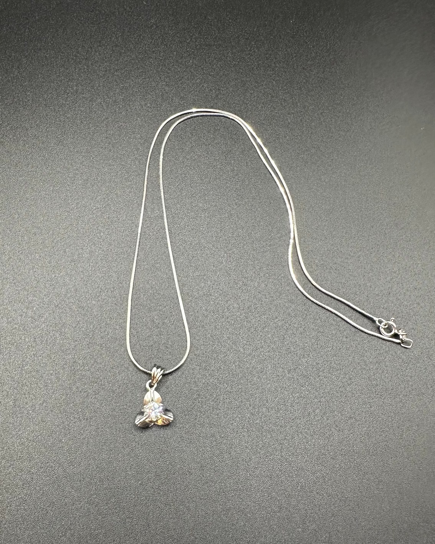 Pendentif et Collier I.Rumdoul White Stone