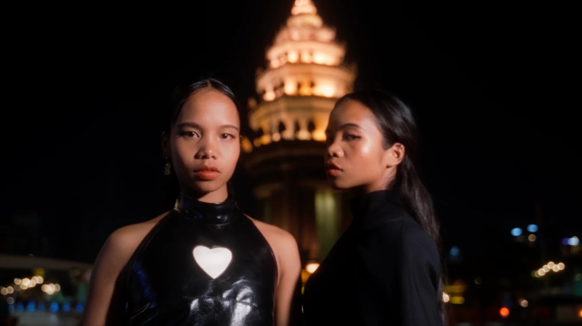 Load video: Video Revivre Studio Tevoa Monument de l&#39;indépendance Phnom Penh Cambodge avec les Twins Provost